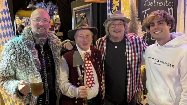 Die Ortmänner Uwe, Jürgen und Justin (von links) freuen sich über den Besuch von Schäfer Heinrich im Anno. - © Justin Ortmann