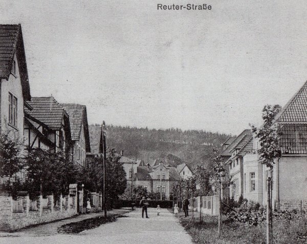 Eine alte Postkarte zeigt die Reuterstraße. Im Hintergrund ist die frühere Volksschule zu sehen, in dem heute das Rathaus angesiedelt ist. Die Straße erhielt ihren Namen zu Ehren von August Reuter sen. - © Repro Horst Biere / Quelle: Archiv Höltke