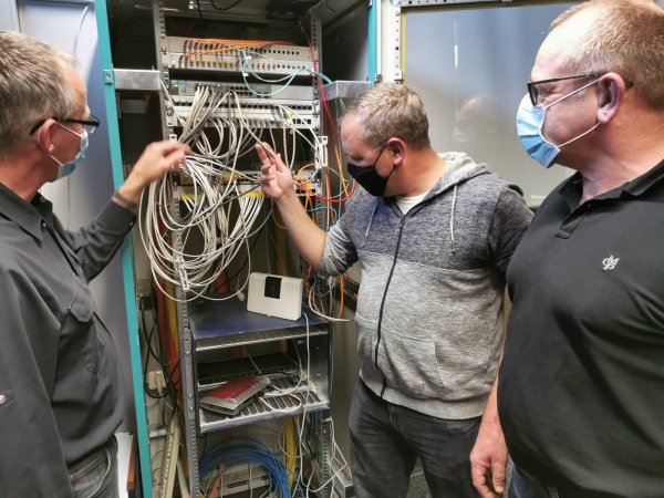 Im bislang einzigen Computerraum der Sekundarschule Nordlippe: (von links) Rainer Jung (Elektrotechnik Schaper und Jung Bösingfeld), Wayne Scourse (Medienbeauftragter Sekundarschule Nordlippe) und Schulleiter Peter Wehrmann. - © Sylvia Frevert