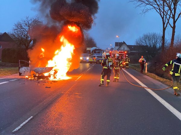 Die Feuerwehr löscht einen brennenden VW Golf in Istrup. - © Dennis Rubart