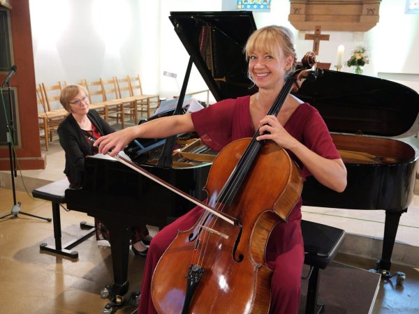 Mutter und Tochter harmoniern. Cellistin Senja Konttori und Pianistin Annikka Konttori-Gustafsson harmonieren beeindruckend mit nordischer Romantik und finnischer Musik. - © Thomas Krügler