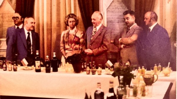 Auf dem Bild zu sehen sind von links: Lehrer Wilhelm Haun, Dr. Jean Gabriac (Bürgermeister Millau); Dame unbekannt; Bürgermeister Kurt Dröge, Louis Laurens und Heinrich Welslau (stellvertretender Bürgermeister). - © Förderverein Bad Salzuflen-Millau