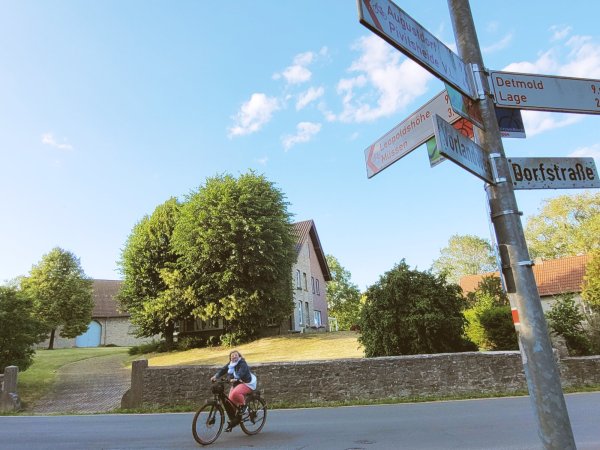 Auf der Dorfstraße in Ehrentrup soll es sicherer für Fußgänger und Radfahrer werden. Die Fahrbahn soll Schutzstreifen bekommen und markiert werden. - © Astrid Sewing
