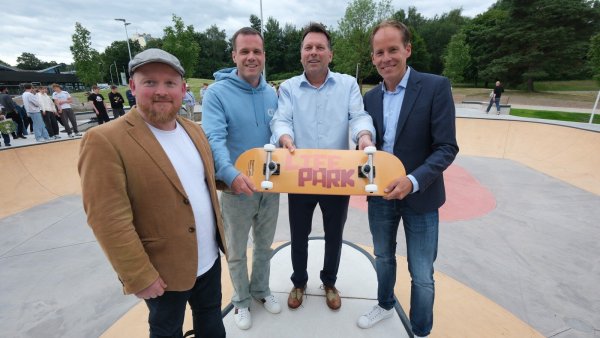 Übergabe per Skateboard: Phillip Schlossstein (Zweiter von links) und Bürgermeister Frank Hilker (2. von rechts) mit Jakob Bergmann (links) und Kay Sandmann-Puzberg (rechts) von der Bürgerstiftung. - © Sven Koch