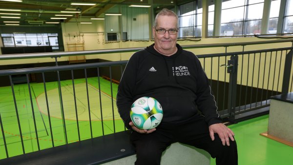 Noch herrscht Ruhe in der Sporthalle des Dietrich-Bonhoeffer-Berufskollegs. Doch Sonntag wird Detlef Schröder nicht mehr so entspannt auf der Tribüne sitzen können. - © Paul Cohen