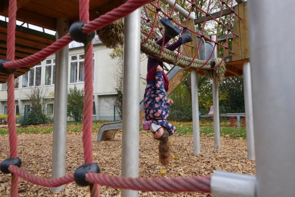 Die Welt steht Kopf? Nicht nur für Kinder mag es sich gerade so anfühlen. Grundschulkind Laila (8) muss auch auf ihrem Lieblingsspielplatz an der Detmolder Brunnenwiese eine Maske tragen. Sie ist allerdings froh, dass der Spielplatz nicht geschlossen ist, wie beim ersten Lockdown. - © Jost Wolf