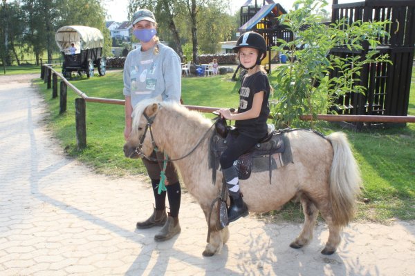 Kirstin Kahle kümmert sich auf der Silber-Ranch mit um die Einhaltung der Corona-Vorschriften, damit bei Pferdefans wie der achtjährige Lia dem Reitspaß nichts entgegen steht. - © Sandra Castrup (LZ)