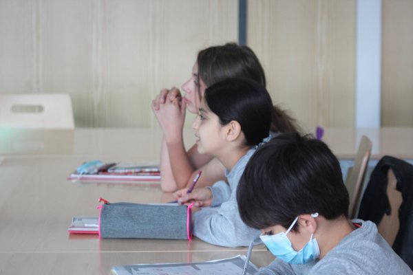 In den Herbstferien lernen (von vorne) Shihab, Lana und Layan in der Volkshochschule Lippe-Ost ihre Muttersprache. Die Kinder sind in Deutschland geboren oder leben schon lange hier und können meist nur gebrochen Arabisch. - © Silke Buhrmester