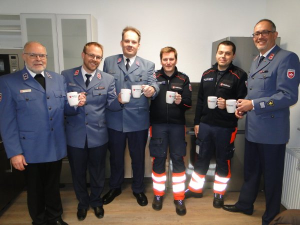 Sie stoßen in der Kachtenhauser Küche mit einem guten Schluck heißen Kaffees
auf ihren Erfolg an: Pastor Jürgen Hülseweh, Sven Röttger, Normann
Nundhenke, Mats Hilgenstock, Gian-Luca Görder und Tobias Thoren (von links). - © Hajo Gärtner