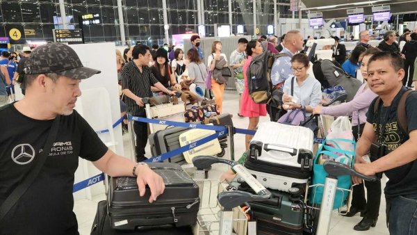 Fast eine Woche später: Familie Davong wartet am Flughafen Bangkok auf am Check-in für den Rückflug nach Deutschland. - © Bildrechte: Familie Davong