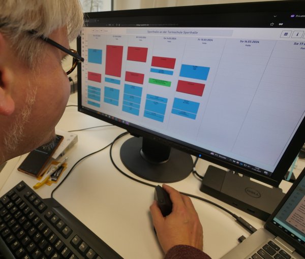 Der digitale Belegungsplan zeigt übersichtlich, wann die Halle an der Turmschule von wem belegt ist. Freie Zeiten lassen sich online buchen. - © Lorraine Brinkmann