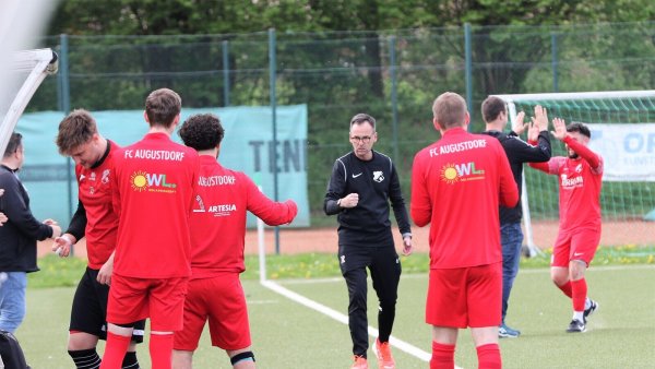 Der eine Trainer jubelt, der andere beglückwünscht seinen Torschützen: Jörg Retzer (Mitte) und Matthias Heymann waren mit dem FC Augustdorf erfolgreich. - © Oliver König