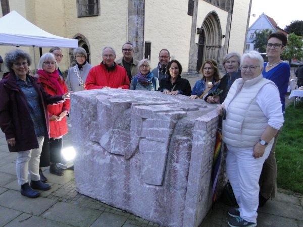 Ein großer Stein zur Erinnerung an Maria Rampendahl, die letzte als Hexe angeklagte Frau der Lemgoer Hexenprozesse. Bürgermeister Markus Baier (Mitte) würdigte die Lemgoer Erinnerungskultur im Kreis prominenter Vertreter von Stadt, Kreis und Land sowie des Arbeitskreises "Maria Rampendahl". - © Hajo Gärtner