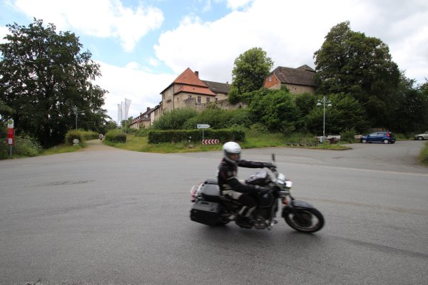 Ein Motorradfahrer ist auf der Kehre vor der Burg Sternberg unterwegs. Anwohner in Linderhofe beschweren sich über Lärm und Raserei.  - © Jens Rademacher