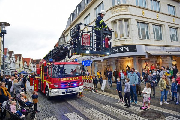 Feuerwehrmann Jens Köller erklärt die Funktionen am Drehleiterkorb. - © Nicole Ellerbrake