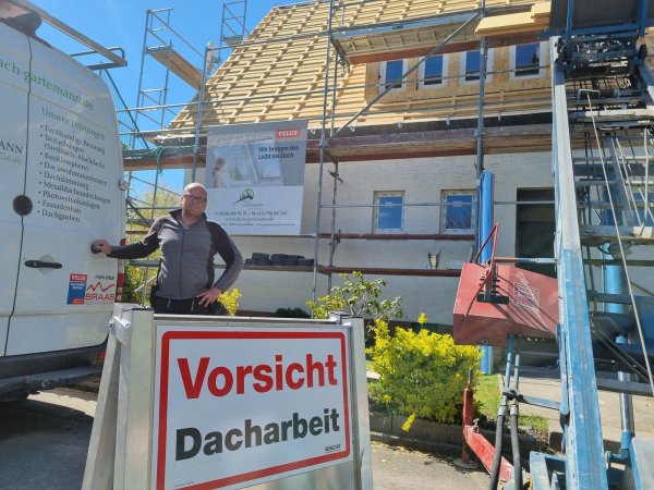 Die Auftragsbücher der Handwerksbetriebe in der Holzbauindustrie sind prall gefüllt – wie bei Dachdeckermeister Rene Gartemann aus Leopoldshöhe – und noch ist genügen Baumaterial da, um sie auch auszuführen. Doch Holz wird immer knapper und teurer. - © Yannick Sonntag