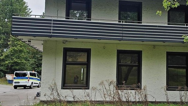 Der Kommunale Ordnungsdienst kontrolliert immer wieder mal, ob im Heinrich-Hansen-Haus alles in Ordnung ist. Er soll in Hörste noch mehr Präsenz zeigen, wenn die Landesunterkunft für Flüchtlinge ab November in Betrieb geht. - © Astrid Sewing