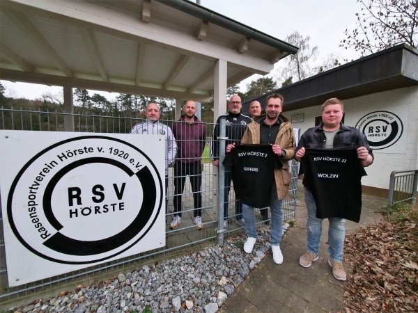 Planen einen Neustart beim RSV: Bernd Papenmeier (von links), Nico Leps, Dirk Klocker, Michael Köhn und die beiden neuen Trainer Thorsten Geffers und Tino Wolzin. Foto: Jörg Hagemann - © Jörg Hagemann