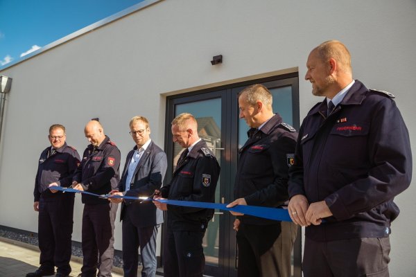 Weihen den Anbau des Feuerwehrgerätehauses ein: Stefan Bruns (stv. Einheitsführer Barntrup), Robert Bernhagen (stv. Einheitsführet Barntrup), Borris Ortmeier, Ian Thomi (stv. Leiter der Feuerwehr), Stefan Jakob (Leiter der Feuerwehr), Emil Hein (stv. Leiter der Feuerwehr) . - © FreitagTV