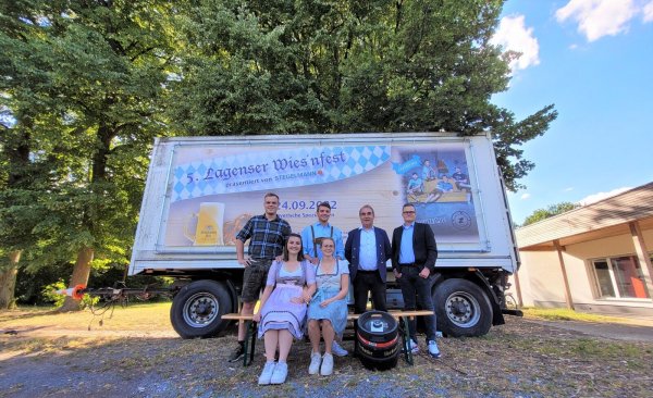 Sabrina Wall (links), Johanna Spilker, Felix Freudenberg (hinten von links), Max Billerbeck, Rudolf Müller Ebbighausen und Jan Pambor freuen sich auf das zünftige Wochenende im September. - © Astrid Sewing