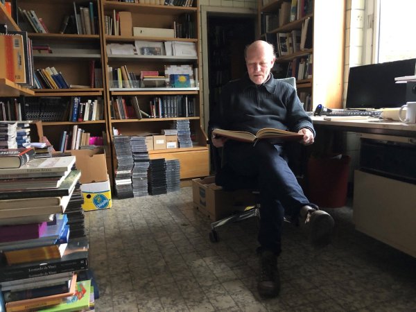 Sein Büro hat sich Rolf Kleikemper in der ehemaligen Küche eingerichtet. Die Bodenfliesen deuten auf die ehemalige Nutzung hin. - © Sven Kienscherf