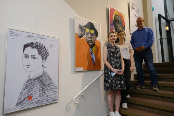Tetyana Kasyanenko, ihre Tochter Lada und Dr. Joachim Eberhardt, Leiter der Lippischen Landesbibliothek, in der Ausstellung. 26 Plakate sind im Treppenhaus und online zu sehen - wem's gefällt, der kann sich eines davon ausdrucken: Das Copyright hierfür ist geklärt. - © Sven Koch