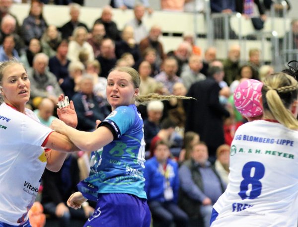 Blombergs Stefanie Kaiser (links) blickt zusammen mit ihrer Nachfolgerin Maxi Mühlner auf eine Szene während des HSG-Heimspiels im Februar 2023. - © Oliver König