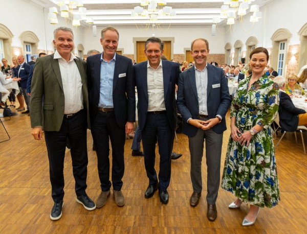 Daniel Terberger, Jörg-Uwe Goldbeck, Eduard R. Dörrenberg, Michael Böllhoff und Cornelia Moss (IHC-Geschäftsführerin) kamen beim diesjährigen IHC-Sommertreff zusammen. - © David Renz / IHC