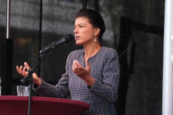 Sahra Wagenknecht spricht auf dem Detmolder Marktplatz. - © Sven Koch