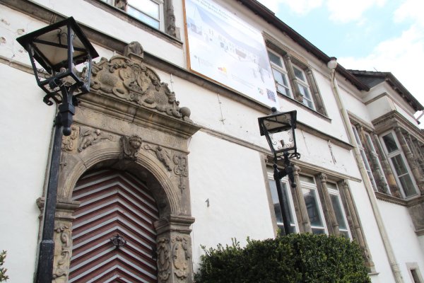 Still ruht der Kotzenbergsche Hof am Marktplatz Horn. Er gilt als wichtiger Meilenstein für die Entwicklung der Altstadt Horn, doch seine Sanierung lässt auf sich warten. - © Dieter Asbrock