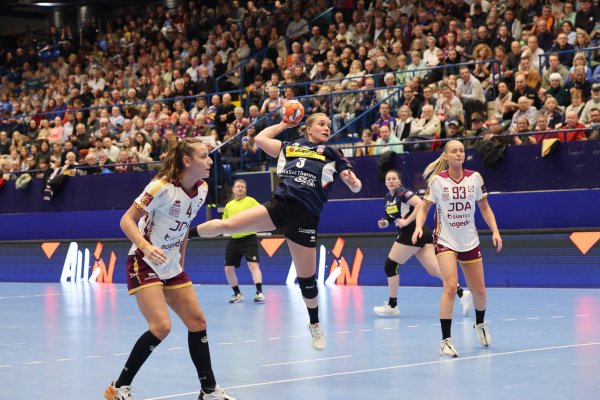 Aus dem Europapokal-Modus in den Bundesliga-Alltag: Für Kreisläuferin Laura Rüffieux und die HSG Blomberg-Lippe geht es in Leverkusen weiter. - © Paul Cohen