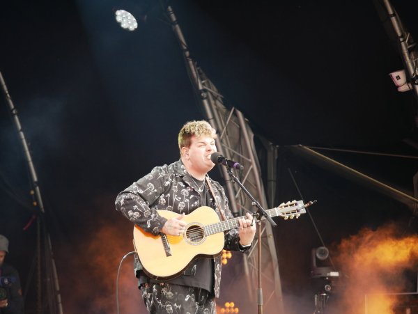 Isaak Guderian singt während des Eurovison Song Contests in Malmö im Eurovision Village. Seine Tour durch Deutschland Ende des Jahres hat er verschoben. - © Jemima Wittig