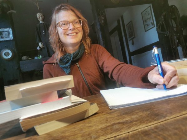Möchte junge Menschen für das Schreiben begeistern: die Sonneborner Schreibtrainerin Kirsten Schwert. - © Sylvia Frevert