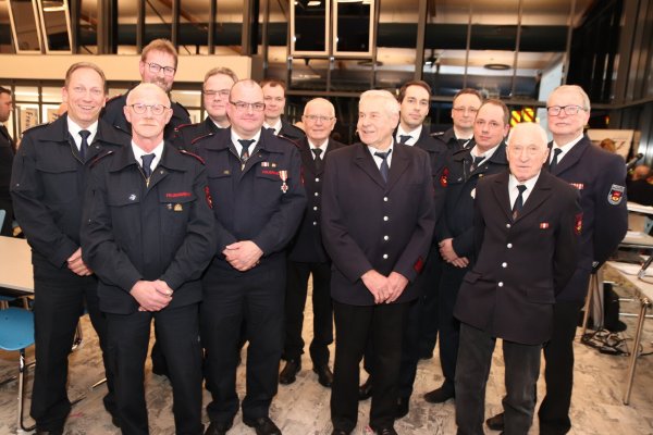 Als langjährige Mitglieder wurden geehrt: André Bolz (vorne, von links), Michael Jyss, Sven Seifert, Peter Gieb, Heinz Prüssner sowie (hintere Reihe, von links) Michael Bohnenkamp, Stephan Föste, Christoph Reuter, Wilfried Reineke, Maximilian Hanning, Udo Sieveke, Kai Stotzka und Dieter Fillies. Foto: Knut Dinter - © Knut Dinter