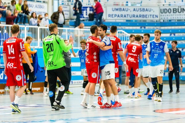Wiedersehen macht Freude. Frederik Simak (Mitte) verabschiedet sich von Bayer-Kreisläufer Patrick Hüter. Erst am 18. August trafen Dormagen und Lemgo in einem Vorbereitungsspiel am Höhenberg aufeinander. Foto: Heinz J. Zaunbrecher - © Heinz J. Zaunbrecher