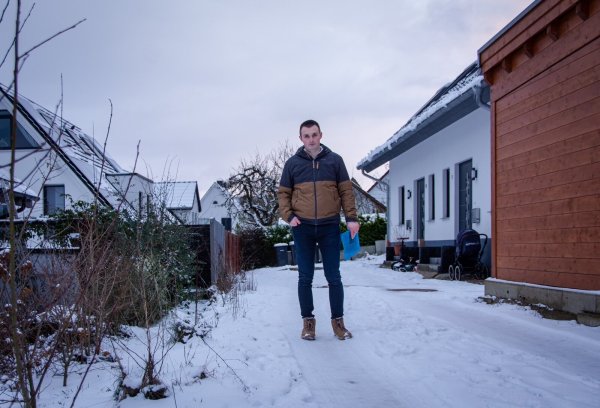Eigentümer Fabian Kück im Januar in der unfertigen - und nach Ansicht des Bauherren sogar einsturzgefährdeten - Einfahrt vor seinem Haus in Hiddesen. - © Raphael Bartling