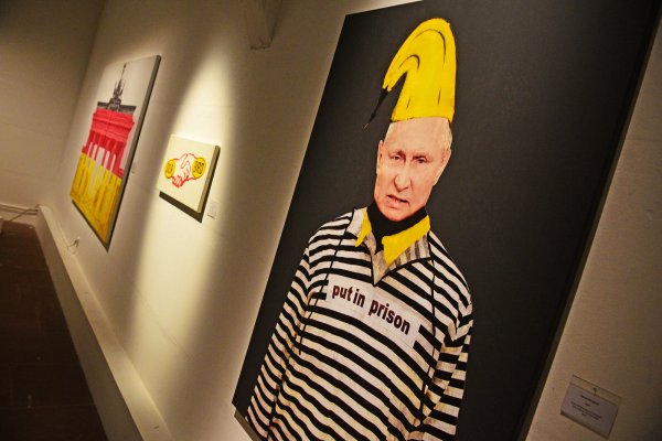 Der Kölner Aktionskünstler Thomas Baumgärtel provoziert gern mit seinen Werken. Bis zum 22. Juni stellt er in Schwalenberg aus. - © Nicole Ellerbrake