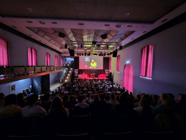 Etwa 320 Schülerinnen und Schüler hören sich am Donnerstagvormittag in der Detmolder Stadthalle hautnahe Berichte von Ersthelfern und Einsatzkräften an. - © Janet König