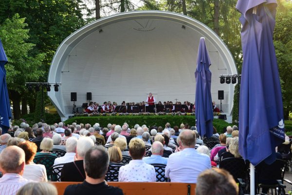 Bereits im vergangenen Jahr begeisterte das Orchester Vahlhausen das Publikum im Kurpark Bad Meinberg. - © Archivfoto: Nicole Ellerbrake