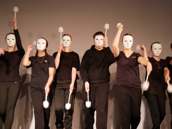 Let's go! Mit weißer Neutralmaske und Klobürste. Schülerinnen und Schüler der Jahrgangstufe 7 gestalten Szenencollagen zum Thema "Unterwegs sein" und "Sich auf den Weg machen". - © Thomas Krügler