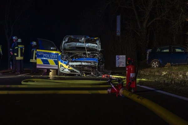 Ein Streifenwagen ist Montagabend mit einem Golf zusammengestoßen. Vier Personen, darunter auch die Polizisten, wurden verletzt. - © Astrid Sewing