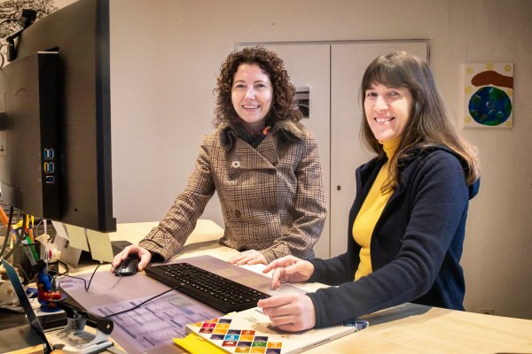 Der Umsetzung der Nachhaltigkeitsstrategie hat sich Kämmerin Dr. Miriam Mikus (links) angenommen. Cathrin-Claudia Hermann vom Fachbereich Zentrale Aufgaben befüllt den interaktiven Nachhaltigkeitshaushalt regelmäßig mit Daten. - © Torben Gocke