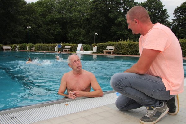 Schwimmer Uwe Pape zählt zu den Stammgästen und hat bei Badeleiter Christian Piechuta nichts zu bemängeln. Ab 10 Uhr dürfen im
Becken ausdrücklich auch Kinder und Jugendliche spielen. Platz genug gibt es auch in Corona-Zeiten für alle. - © Katrin Kantelberg