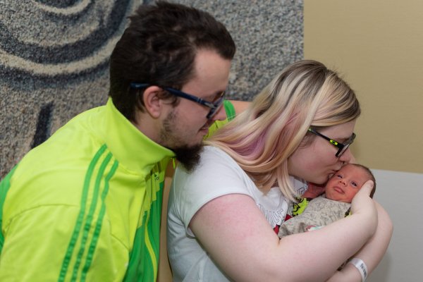 Das lippische Neujahrsbaby ist da. Mama Lara Klaft (23) und Papa Steven Günther (28) freuen sich über den kleinen Samu Alexios. - © Raphael Bartling