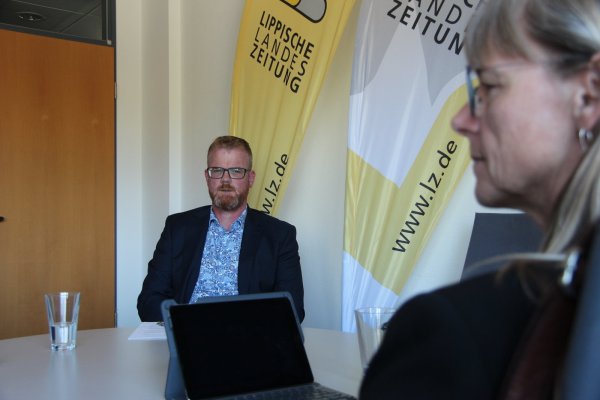 Friso Veldink (CDU) will Bürgermeister von Dörentrup werden. Ebenso wie Michaela Lehnert (parteilos, rechts). Die LZ hat beide zum gegenseitigen Interview eingeladen. - © Seda Hagemann