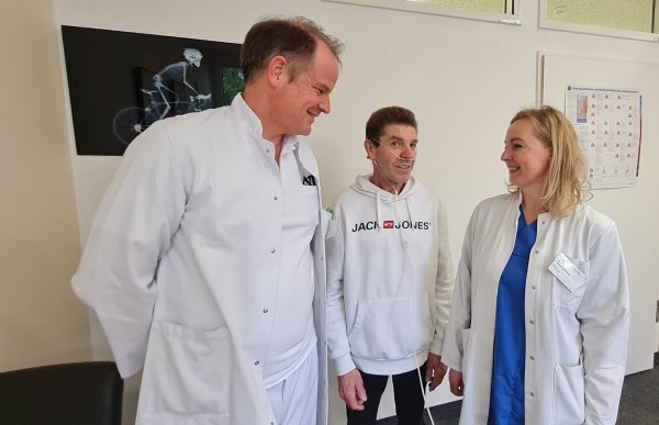 Dr. Hagen Vorwerk, Chefarzt der Klinik für Pneumologie, und die frischgebackene Oberärztin Dr. Anastasiia Burylova sind glücklich, dass sie Hans-Werner Heidrich zu mehr Lebensqualität verhelfen konnten. - © Marianne Schwarzer