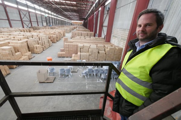 Verpackte Sitzgelegenheiten: Andreas Menke, einer der beiden Geschäftsführer von CLP Trading, zeigt die in einer Halle auf dem Ex-Hornitex-Gelände gelagerten Möbel - © Jost Wolf