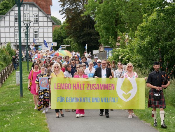 Rund 400 Demonstranten setzen beim Europa-Walk auf dem Wall ein Zeichen für Demokratie, Toleranz und Vielfalt. - © Thomas Krügler