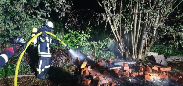 Nahe der Grundschule an der Großen Twete ist eine Gartenhütte abgebrannt. - © Feuerwehr Barntrup