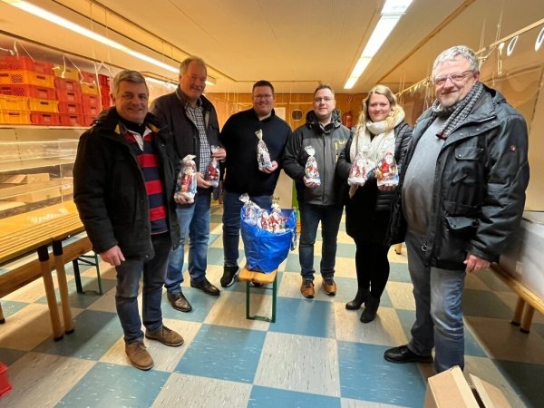 Am Weihnachtsstand der CDU: Jobst-Dieter Rodewald Tölle, Willi Düwel, Daniel Düwel, Sven Logermann, Steffi Kneese und Michael Keil (von links) - © CDU Barntrup